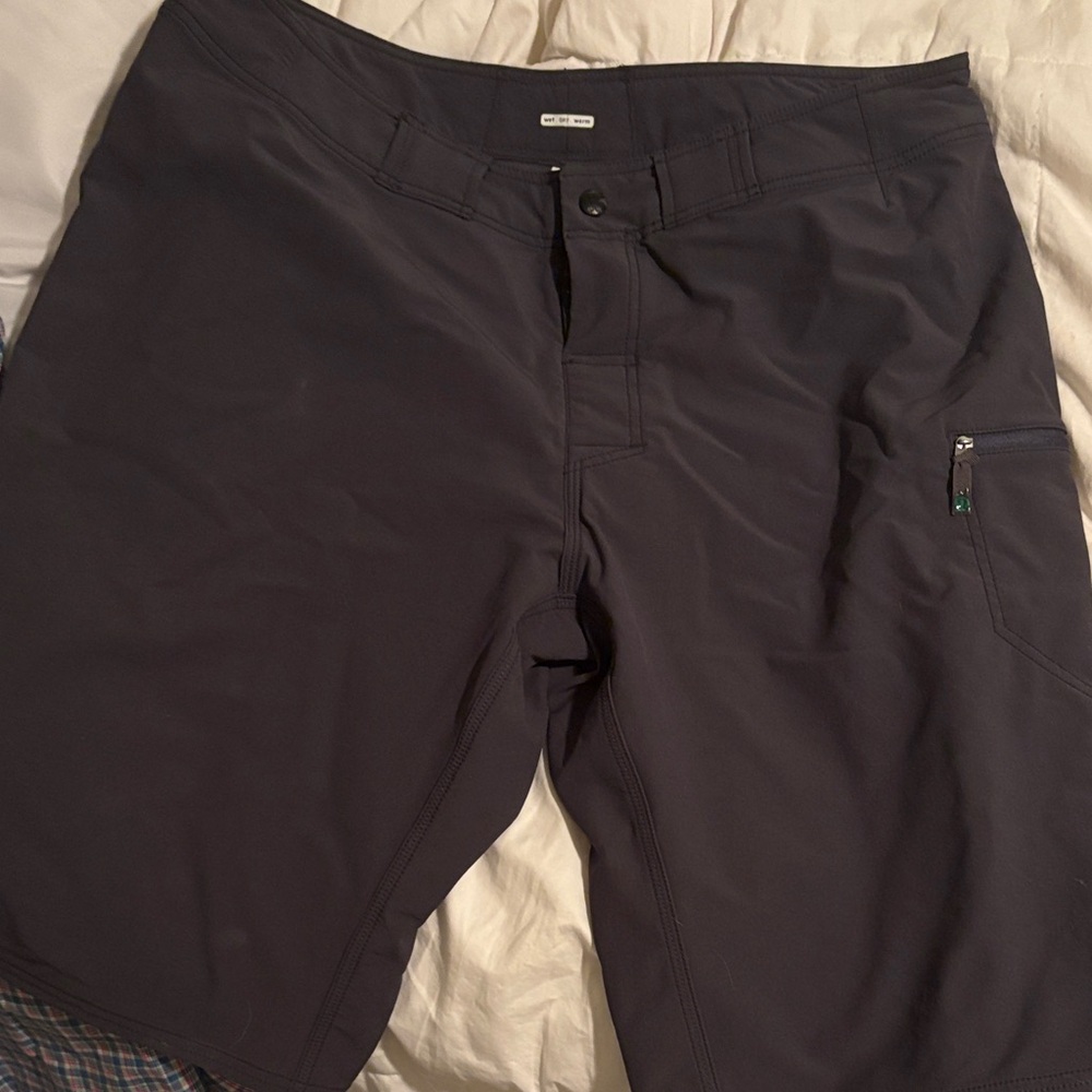 lululemon athletica Men's Hybrid Shorts in Black